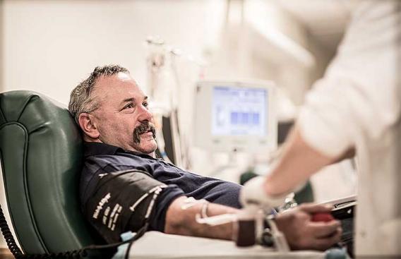 Steven Marshall gives blood